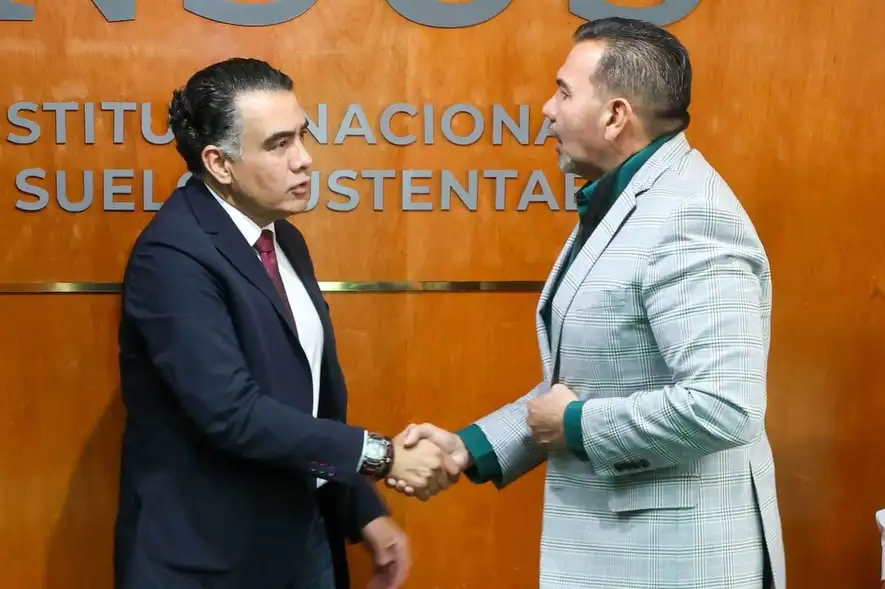 Busca Cruz Pérez Cuéllar dar certeza patrimonial a Juarenses