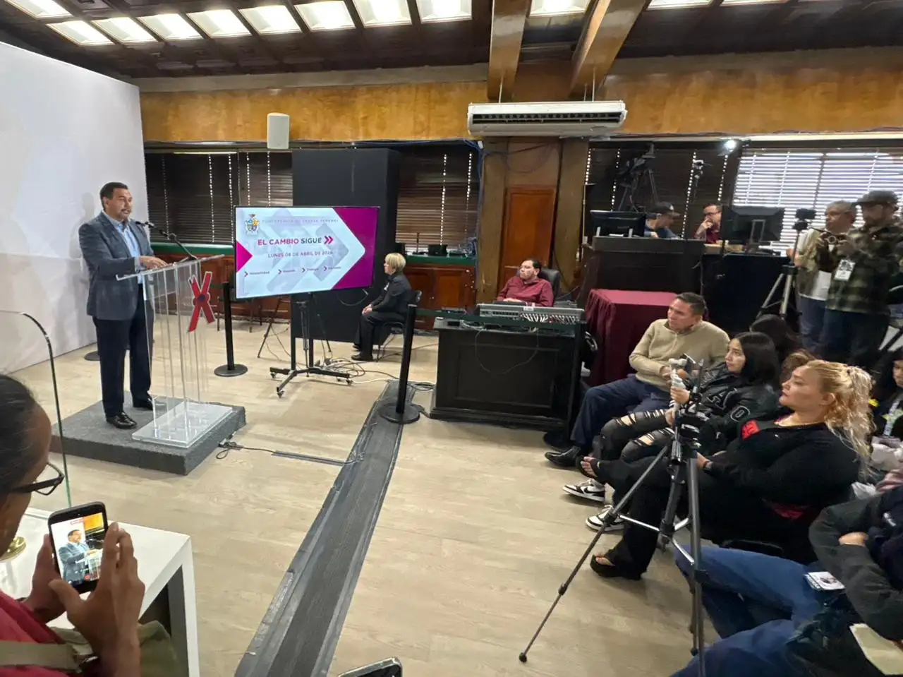 Mantiene Juárez contacto con empresarios y monitorea situación transportista