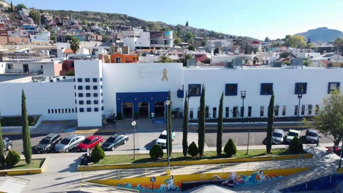 Venden calendario 2026 en Parral para apoyar al DIF