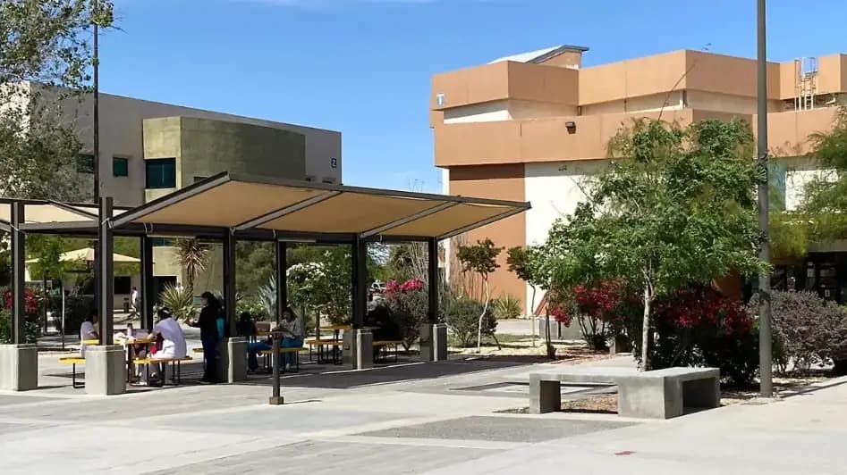 Entregan laptops a universitarios en Juárez para evitar deserción
